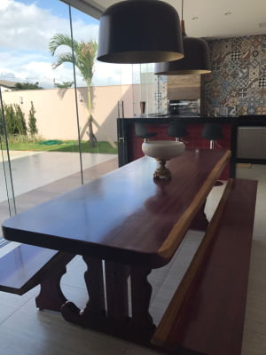 Conjunto Mesa Rústica (250cm x 87cm x 6cm) Pés Formato Torre, com 2 Bancos Rústicos (250cm X 36cm x 4cm) de Madeira Maciça de Roxão – 08 lugares