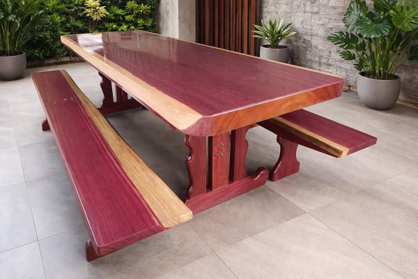 Conjunto Mesa Rústica (250cm x 87cm x 6cm) Pés Formato Torre, com 2 Bancos Rústicos (250cm X 36cm x 4cm) de Madeira Maciça de Roxão – 08 lugares Conjunto Mesa Rústica (250cm x 87cm x 6cm) Pés Formato Torre, com 2 Bancos Rústicos (250cm X 36cm x 4cm) de Madeira Maciça de Roxão – 08 lugares