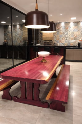 Conjunto Mesa Rústica (250cm x 87cm x 6cm) Pés Formato Torre, com 2 Bancos Rústicos (250cm X 36cm x 4cm) de Madeira Maciça de Roxão – 08 lugares Conjunto Mesa Rústica (250cm x 87cm x 6cm) Pés Formato Torre, com 2 Bancos Rústicos (250cm X 36cm x 4cm) de Madeira Maciça de Roxão – 08 lugares