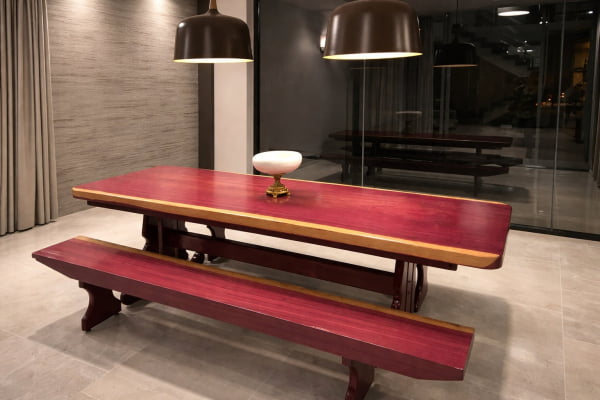 Conjunto Mesa Rústica (250cm x 87cm x 6cm) Pés Formato Torre, com 2 Bancos Rústicos (250cm X 36cm x 4cm) de Madeira Maciça de Roxão – 08 lugares