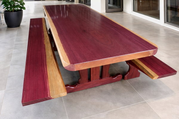 Conjunto Mesa Rústica (250cm x 87cm x 6cm) Pés Formato Torre, com 2 Bancos Rústicos (250cm X 36cm x 4cm) de Madeira Maciça de Roxão – 08 lugares