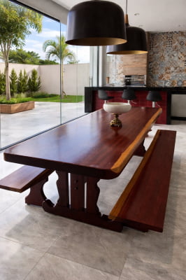 Conjunto Mesa Rústica (250cm x 87cm x 6cm) Pés Formato Torre, com 2 Bancos Rústicos (250cm X 36cm x 4cm) de Madeira Maciça de Roxão – 08 lugares