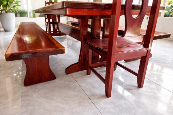 Conjunto Mesa Rústica (300cm x 90cm) + 2 Bancos Rústicos (300cm X 36cm) + 2 Cadeiras Rústicas Coloniais tudo em Madeira Maciça de Roxão – 12 lugares