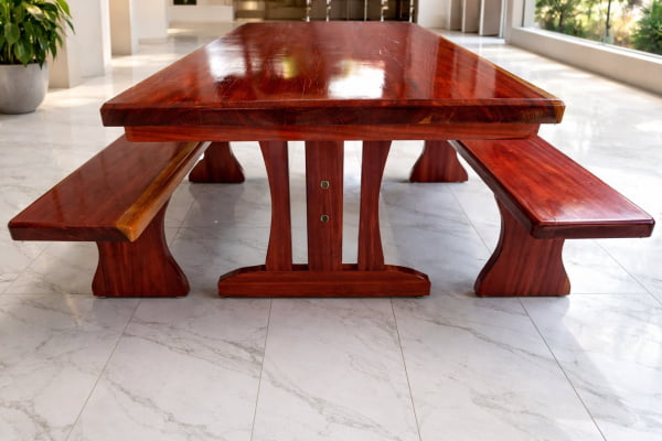 Conjunto Mesa Rústica (300cm x 90cm) + 2 Bancos Rústicos (300cm X 36cm) + 2 Cadeiras Rústicas Coloniais tudo em Madeira Maciça de Roxão – 12 lugares