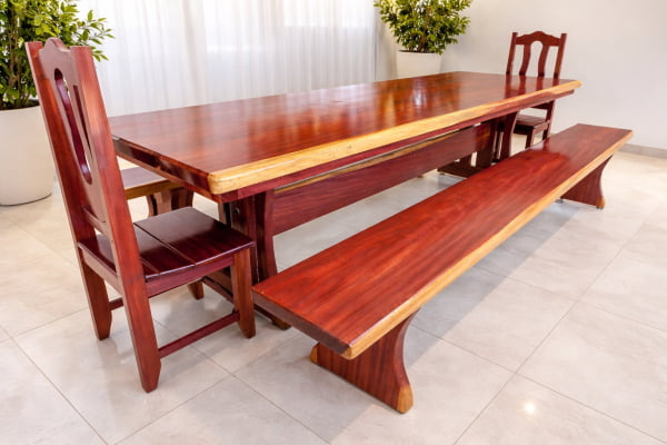 Conjunto Mesa Rústica (300cm x 90cm) + 2 Bancos Rústicos (300cm X 36cm) + 2 Cadeiras Rústicas Coloniais tudo em Madeira Maciça de Roxão – 12 lugares