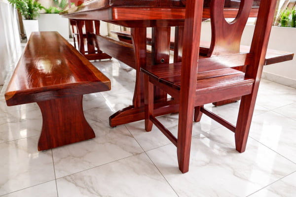 Conjunto Mesa Rústica (300cm x 90cm) + 2 Bancos Rústicos (300cm X 36cm) + 2 Cadeiras Rústicas Coloniais tudo em Madeira Maciça de Roxão – 12 lugares