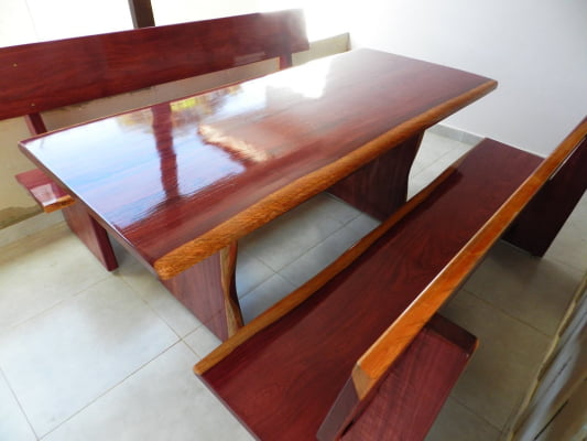 Conjunto Mesa Rústica Jantar (200cm x 85cm x 5cm) com 2 Bancos Rústicos com Encosto (200cm X 36cm x 4cm) de Madeira Maciça de Roxão – Pes Formato Taca - Acabamento Verniz Auto Brilho - 6 lugares