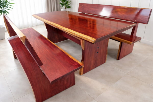 Conjunto Mesa Rústica Jantar (200cm x 85cm x 5cm) com 2 Bancos Rústicos com Encosto (200cm X 36cm x 4cm) de Madeira Maciça de Roxão – Pes Formato Taca - Acabamento Verniz Auto Brilho - 6 lugares