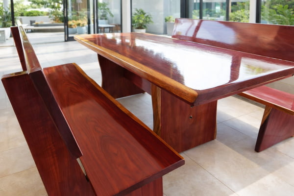 Conjunto Mesa Rústica Jantar (200cm x 85cm x 5cm) com 2 Bancos Rústicos com Encosto (200cm X 36cm x 4cm) de Madeira Maciça de Roxão – Pes Formato Taca - Acabamento Verniz Auto Brilho - 6 lugares