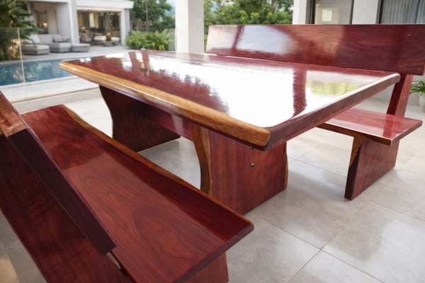 Conjunto Mesa Rústica Jantar (200cm x 85cm x 5cm) com 2 Bancos Rústicos com Encosto (200cm X 36cm x 4cm) de Madeira Maciça de Roxão – Pes Formato Taca - Acabamento Verniz Auto Brilho - 6 lugares