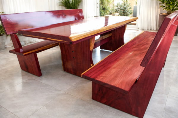 Conjunto Mesa Rústica Jantar (200cm x 85cm x 5cm) com 2 Bancos Rústicos com Encosto (200cm X 36cm x 4cm) de Madeira Maciça de Roxão – Pes Formato Taca - Acabamento Verniz Auto Brilho - 6 lugares