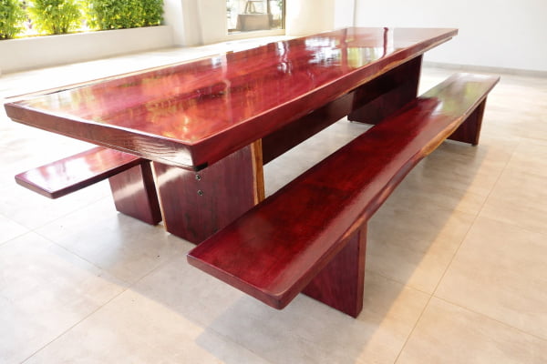 Conjunto Mesa Rústica Tampão(3,0mts x 85cm x 6cm) com 2 Bancos Rústicos (3,0mts X 36cm x 4cm) tudo em Madeira Maciça de Roxão – Pés Quadrados - Acabamento Verniz Auto Brilho - 10 a 12 lugares