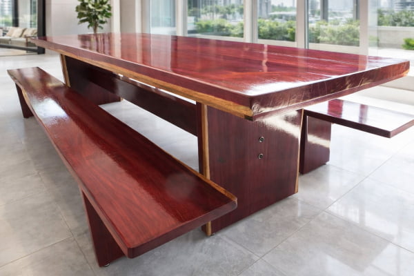 Conjunto Mesa Rústica Tampão(3,0mts x 85cm x 6cm) com 2 Bancos Rústicos (3,0mts X 36cm x 4cm) tudo em Madeira Maciça de Roxão – Pés Quadrados - Acabamento Verniz Auto Brilho - 10 a 12 lugares