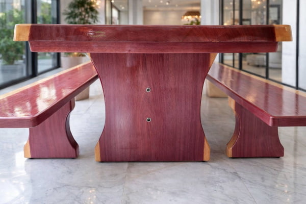 Conjunto Mesa Rústica Tampo Medida (300cm x 85cm x 6cm) com 2 Bancos Rústicos (300cm X 35cm x 4cm) de Madeira Maciça de Roxão – Pés formato Taça - Acabamento Verniz Auto Brilho - 10 a 12 lugares