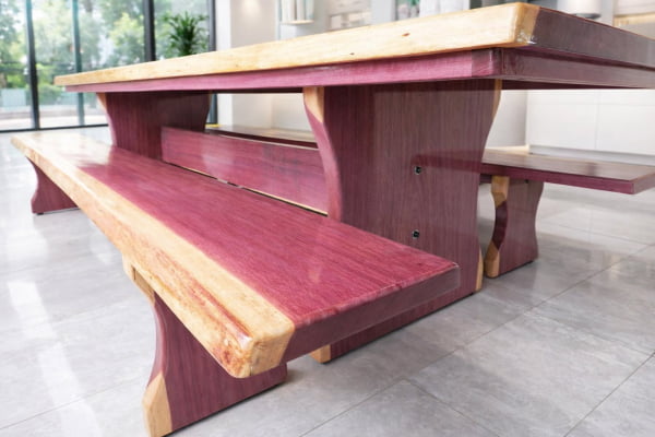 Conjunto Mesa Rústica Tampo Medida (300cm x 85cm x 6cm) com 2 Bancos Rústicos (300cm X 35cm x 4cm) de Madeira Maciça de Roxão – Pés formato Taça - Acabamento Verniz Auto Brilho - 10 a 12 lugares