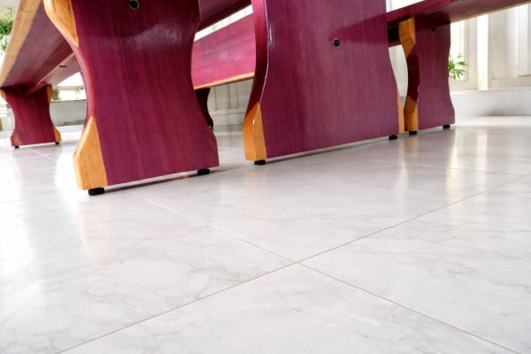 Conjunto Mesa Rústica Tampo Medida (300cm x 85cm x 6cm) com 2 Bancos Rústicos (300cm X 35cm x 4cm) de Madeira Maciça de Roxão – Pés formato Taça - Acabamento Verniz Auto Brilho - 10 a 12 lugares