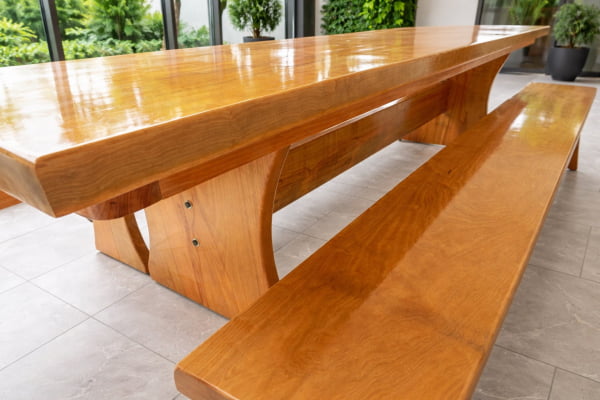 Conjunto de Mesa em Madeira Maciça tampão(300cm x 90cm x 5,5cm) com 02 Bancos Rústicos tamanho (300cm x 37cm x 4cm), Madeira Maciça de Tauari -- Acabamento Verniz  Auto-Brilho - 10 a 12 Lugares