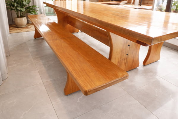 Conjunto de Mesa em Madeira Maciça tampão(300cm x 90cm x 5,5cm) com 02 Bancos Rústicos tamanho (300cm x 37cm x 4cm), Madeira Maciça de Tauari -- Acabamento Verniz  Auto-Brilho - 10 a 12 Lugares