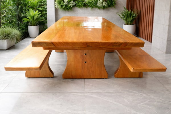 Conjunto de Mesa em Madeira Maciça tampão(300cm x 90cm x 5,5cm) com 02 Bancos Rústicos tamanho (300cm x 37cm x 4cm), Madeira Maciça de Tauari -- Acabamento Verniz  Auto-Brilho - 10 a 12 Lugares