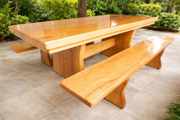 Conjunto Mesa Rústica (220cm x 85cm x 5,5cm) com 2 Bancos Rústicos (220cm X 36cm x 4cm) de Madeira 100% Maciça de Tauari – Pés Taça - Acabamento Verniz Auto brilho Incolor - 6 a 8 lugares Conjunto Mesa Rústica (220cm x 85cm x 5,5cm) com 2 Bancos Rústicos (220cm X 36cm x 4cm) de Madeira 100% Maciça de Tauari – Pés Taça - Acabamento Verniz Auto brilho Incolor - 6 a 8 lugares