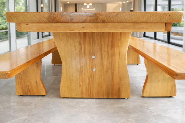 Conjunto Mesa Rústica (220cm x 85cm x 5,5cm) com 2 Bancos Rústicos (220cm X 36cm x 4cm) de Madeira 100% Maciça de Tauari – Pés Taça - Acabamento Verniz Auto brilho Incolor - 6 a 8 lugares 