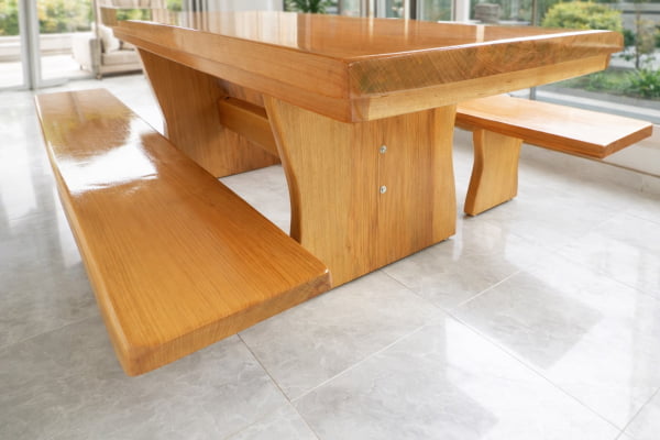 Conjunto Mesa Rústica (220cm x 85cm x 5,5cm) com 2 Bancos Rústicos (220cm X 36cm x 4cm) de Madeira 100% Maciça de Tauari – Pés Taça - Acabamento Verniz Auto brilho Incolor - 6 a 8 lugares 