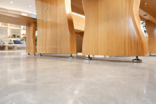 Conjunto Mesa Rústica (220cm x 85cm x 5,5cm) com 2 Bancos Rústicos (220cm X 36cm x 4cm) de Madeira 100% Maciça de Tauari – Pés Taça - Acabamento Verniz Auto brilho Incolor - 6 a 8 lugares 