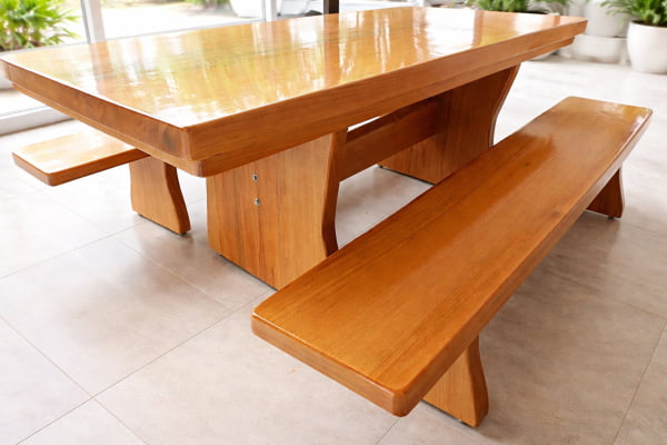 Conjunto Mesa Rústica (220cm x 85cm x 5,5cm) com 2 Bancos Rústicos (220cm X 36cm x 4cm) de Madeira 100% Maciça de Tauari – Pés Taça - Acabamento Verniz Auto brilho Incolor - 6 a 8 lugares 