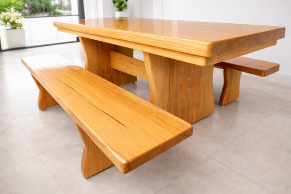 Conjunto Mesa Rústica (220cm x 85cm x 5,5cm) com 2 Bancos Rústicos (220cm X 36cm x 4cm) de Madeira 100% Maciça de Tauari – Pés Taça - Acabamento Verniz Auto brilho Incolor - 6 a 8 lugares 