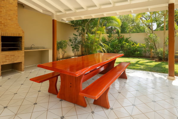 Conjunto Mesa  Rústica (3,00mts x 85cm x 5,5cm) com Bordas Laterais Orgânicas e 2 Bancos Rústicos (3,00mts X 36cm x 4cm) de Madeira Maciça de Jequitibá Acabamento em Mogno – 10 lugares