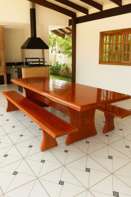 Conjunto Mesa  Rústica (3,00mts x 85cm x 5,5cm) com Bordas Laterais Orgânicas e 2 Bancos Rústicos (3,00mts X 36cm x 4cm) de Madeira Maciça de Jequitibá Acabamento em Mogno – 10 lugares