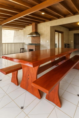 Conjunto Mesa  Rústica (3,00mts x 85cm x 5,5cm) com Bordas Laterais Orgânicas e 2 Bancos Rústicos (3,00mts X 36cm x 4cm) de Madeira Maciça de Jequitibá Acabamento em Mogno – 10 lugares