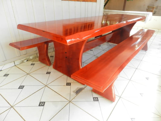 Conjunto Mesa  Rústica (3,00mts x 85cm x 5,5cm) com Bordas Laterais Orgânicas e 2 Bancos Rústicos (3,00mts X 36cm x 4cm) de Madeira Maciça de Jequitibá Acabamento em Mogno – 10 lugares