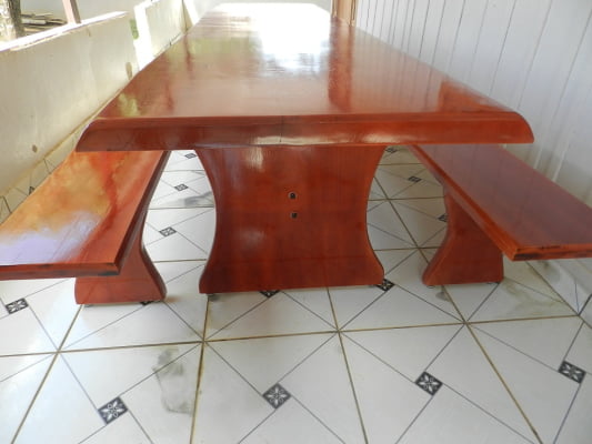 Conjunto Mesa  Rústica (3,00mts x 85cm x 5,5cm) com Bordas Laterais Orgânicas e 2 Bancos Rústicos (3,00mts X 36cm x 4cm) de Madeira Maciça de Jequitibá Acabamento em Mogno – 10 lugares