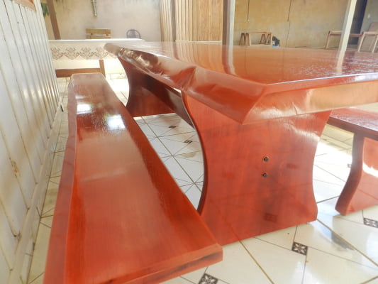 Conjunto Mesa  Rústica (3,00mts x 85cm x 5,5cm) com Bordas Laterais Orgânicas e 2 Bancos Rústicos (3,00mts X 36cm x 4cm) de Madeira Maciça de Jequitibá Acabamento em Mogno – 10 lugares