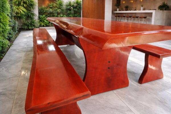 Conjunto Mesa Rústica (3,00mts x 85cm x 5,5cm) com Bordas Laterais Orgânicas e 2 Bancos Rústicos (3,00mts X 36cm x 4cm) de Madeira Maciça de Jequitibá Acabamento em Mogno – 10 lugares