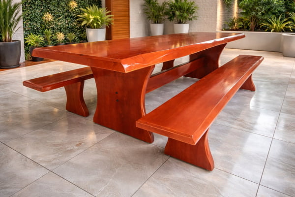 Conjunto Mesa Rústica (3,00mts x 85cm x 5,5cm) com Bordas Laterais Orgânicas e 2 Bancos Rústicos (3,00mts X 36cm x 4cm) de Madeira Maciça de Jequitibá Acabamento em Mogno – 10 lugares