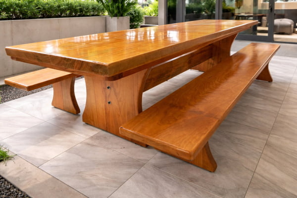 Conjunto Mesa Rústica (300cm x 85cm x 5,5cm) com 2 Bancos Rústicos (300cm X 36cm X 4cm) de Madeira Maciça de Tauari – Pés Formato Taça - 10 a 12 Lugares