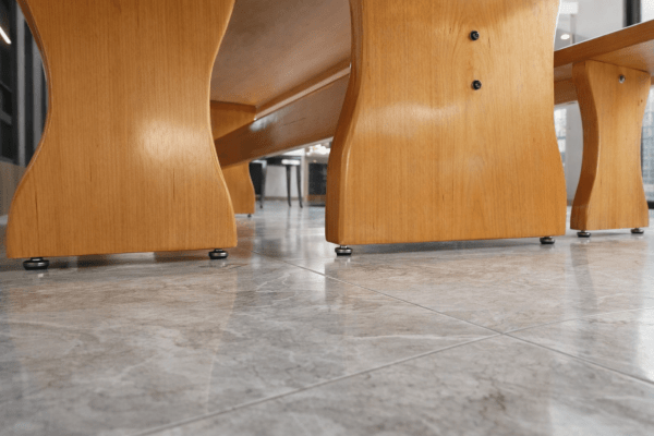 Conjunto Mesa Rústica (300cm x 85cm x 5,5cm) com 2 Bancos Rústicos (300cm X 36cm X 4cm) de Madeira Maciça de Tauari – Pés Formato Taça - 10 a 12 Lugares