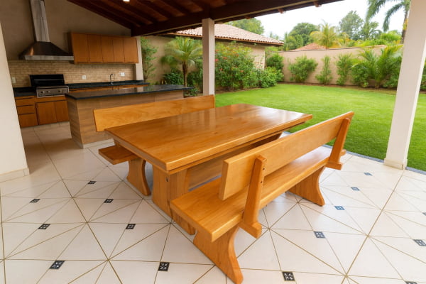 Conjunto Mesa Rústica Jantar (200cm x 86cm x 5,5cm) com 2 Bancos Rústicos com Encosto (200cm X 36cm x 4cm) de Madeira Maciça de Tauari – 8 lugares 