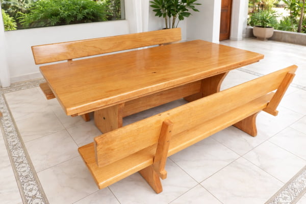 Conjunto Mesa Rústica Jantar (200cm x 86cm x 5,5cm) com 2 Bancos Rústicos com Encosto (200cm X 36cm x 4cm) de Madeira Maciça de Tauari – 8 lugares 