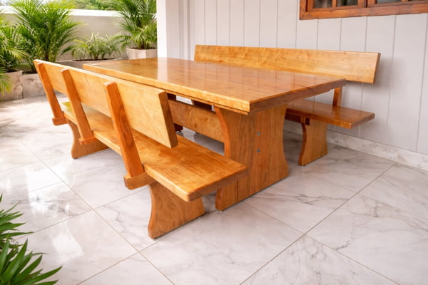 Conjunto Mesa Rústica Jantar (250cm x 85cm X 6cm) com 2 Bancos Rústicos com Encosto (250cm X 36cm X 4cm) de Madeira Maciça de Tauari – 08 lugares