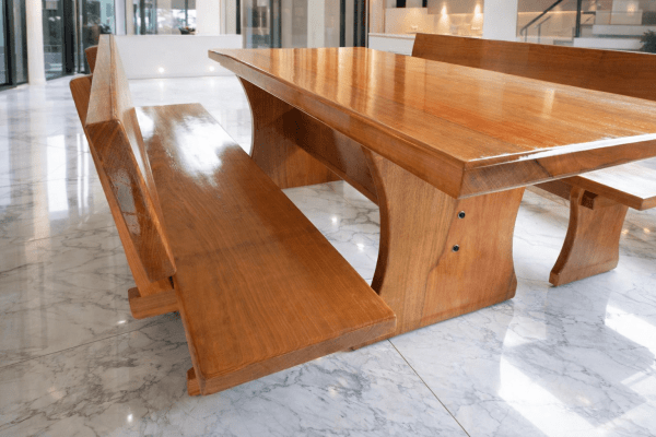 Conjunto Mesa Rústica Jantar (250cm x 85cm X 6cm) com 2 Bancos Rústicos com Encosto (250cm X 36cm X 4cm) de Madeira Maciça de Tauari – 08 lugares