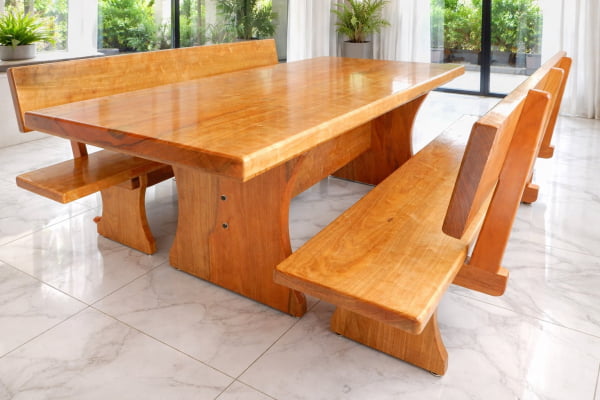 Conjunto Mesa Rústica Jantar (250cm x 85cm X 6cm) com 2 Bancos Rústicos com Encosto (250cm X 36cm X 4cm) de Madeira Maciça de Tauari – 08 lugares