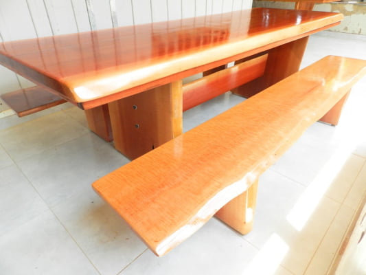 Conjunto Mesa Rústica Madeira Maciça Maçaranduba Tampão(240cm x 85cm x 6cm)Pés Quadrados com 2 bancos tampão (2,40mts x 35cm x 4cm) 100% orgânica - Acabamento Verniz AutoBrilho – 08 a 10 lugares Conjunto Mesa Rústica Madeira Maciça Maçaranduba Tampão(240cm x 85cm x 6cm)Pés Quadrados com 2 bancos tampão (2,40mts x 35cm x 4cm) 100% orgânica - Acabamento Verniz AutoBrilho – 08 a 10 lugares