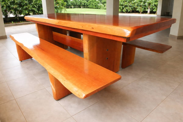 Conjunto Mesa Rústica Madeira Maciça Maçaranduba Tampão(240cm x 85cm x 6cm)Pés Quadrados com 2 bancos tampão (2,40mts x 35cm x 4cm) 100% orgânica - Acabamento Verniz AutoBrilho – 08 a 10  lugares