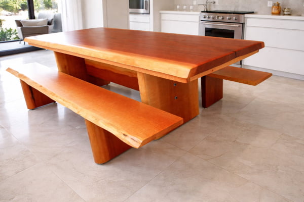 Conjunto Mesa Rústica Madeira Maciça Maçaranduba Tampão(240cm x 85cm x 6cm)Pés Quadrados com 2 bancos tampão (2,40mts x 35cm x 4cm) 100% orgânica - Acabamento Verniz AutoBrilho – 08 a 10  lugares