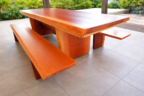 Conjunto Mesa Rústica Madeira Maciça Maçaranduba Tampão(240cm x 85cm x 6cm)Pés Quadrados com 2 bancos tampão (2,40mts x 35cm x 4cm) 100% orgânica - Acabamento Verniz AutoBrilho – 08 a 10  lugares