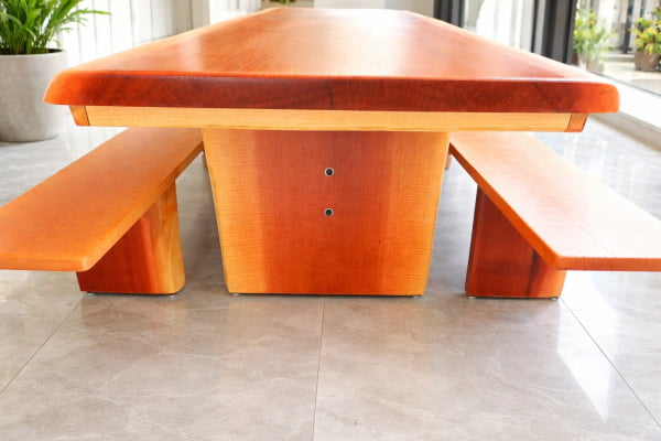 Conjunto Mesa Rústica Madeira Maciça Maçaranduba Tampão(240cm x 85cm x 6cm)Pés Quadrados com 2 bancos tampão (2,40mts x 35cm x 4cm) 100% orgânica - Acabamento Verniz AutoBrilho – 08 a 10  lugares