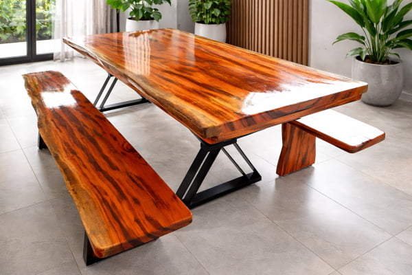 Conjunto Mesa Rústica Tampão (2,20mts x 0,80mts x 5,5cm) com 02  Bancos Rústicos tampão(220cm x 36cm x 4cm) em Madeira Maciça de Muiracatiara - Pés de ferro Metalom Preto - Acabamento Verniz – 08 lugares